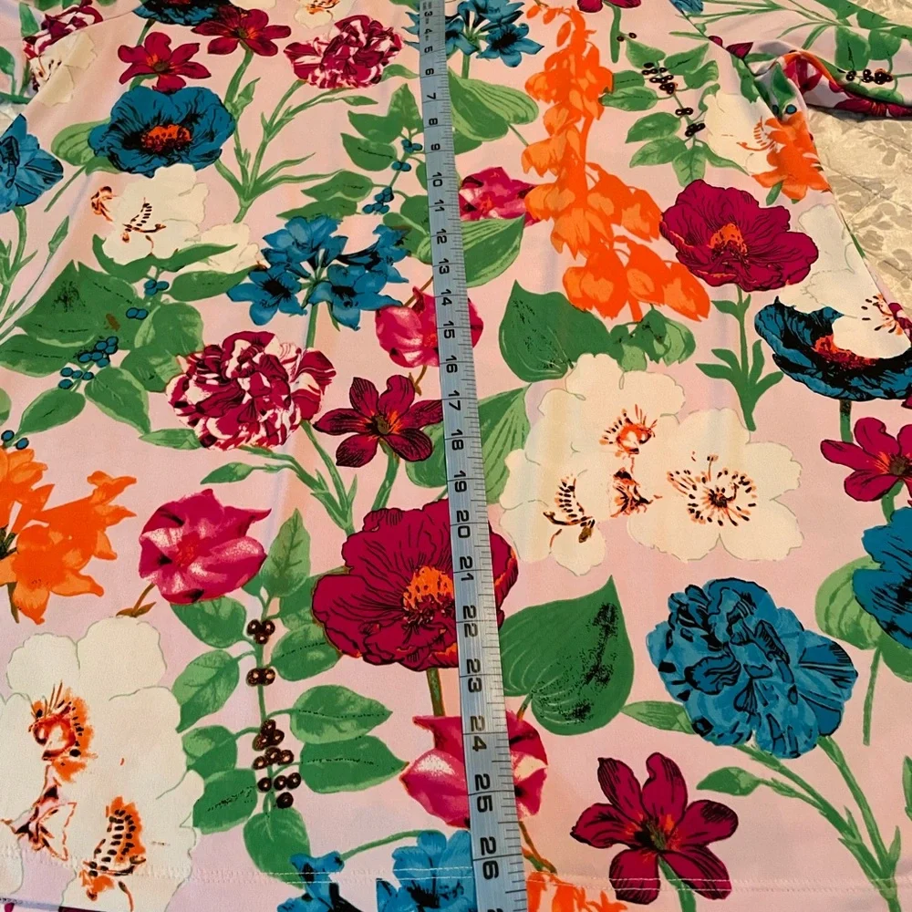 Ladies Beautiful top. - Picture 5 of 7